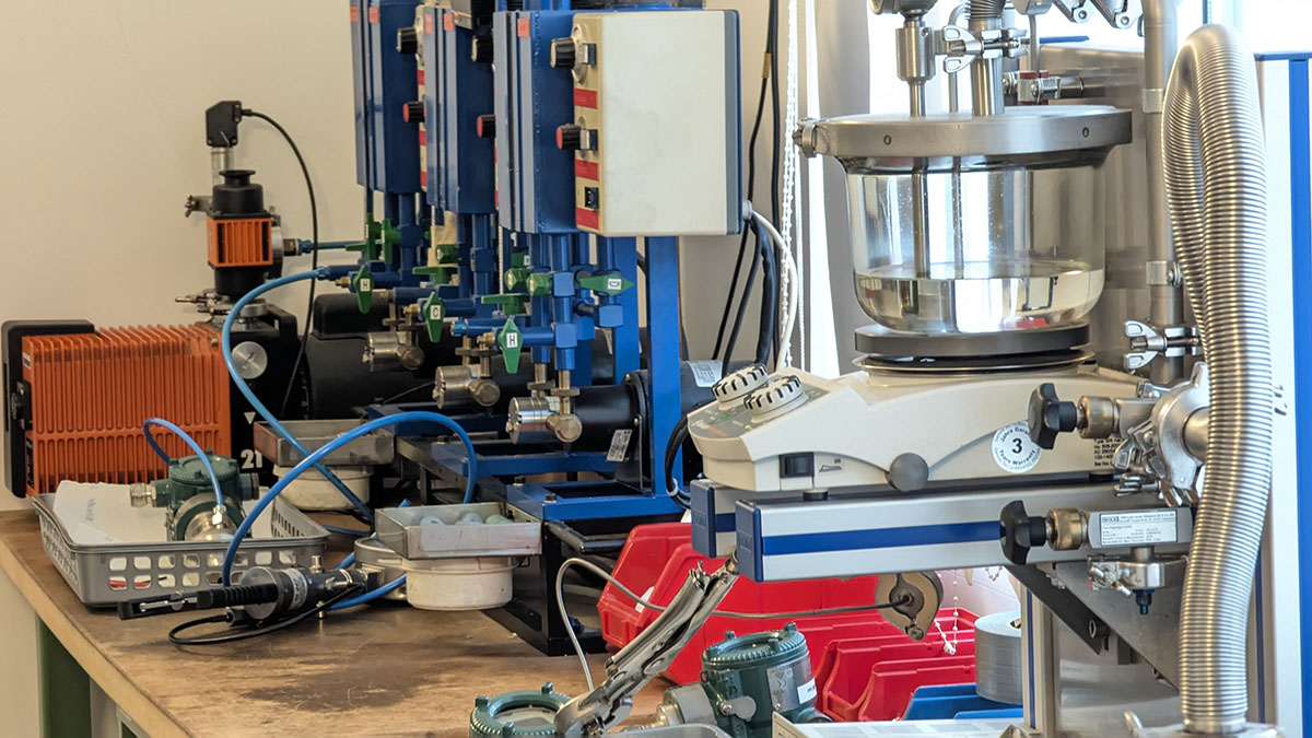 Assembly of pressure transmitters across a wide range