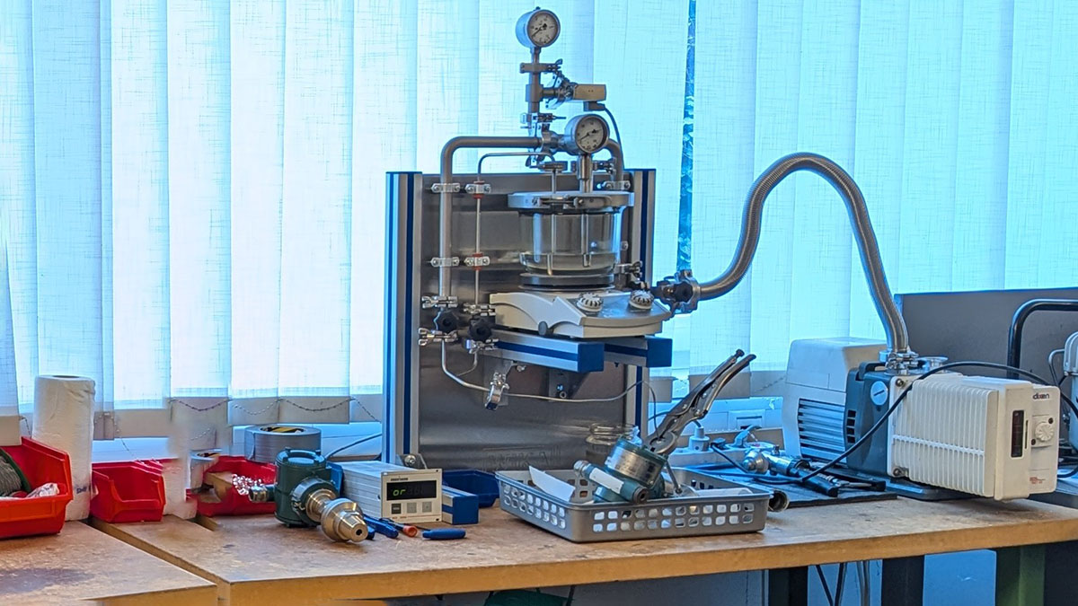 Vacuum-technology pressure transmitters assembly